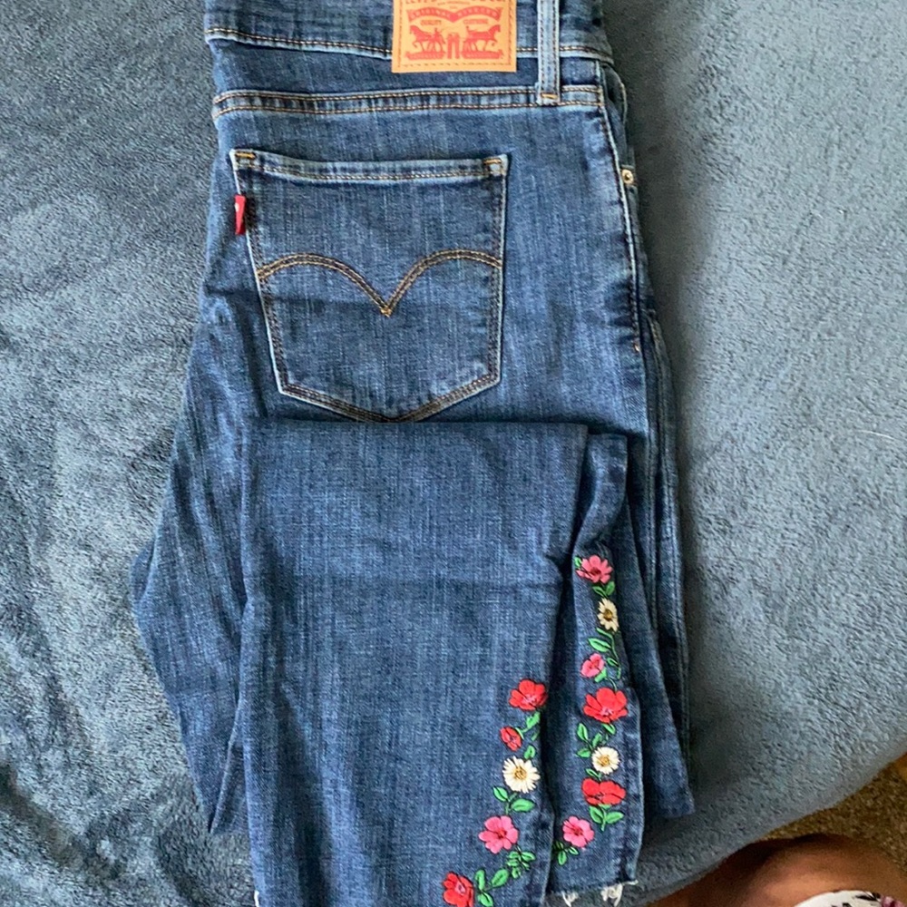 Levi Capris